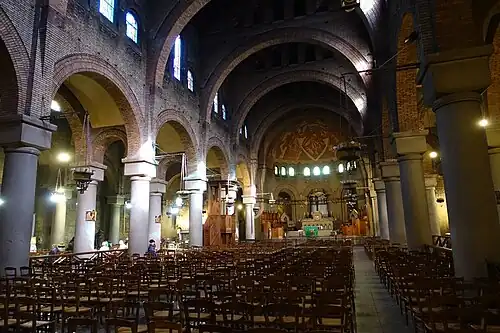 The nave facing the choir