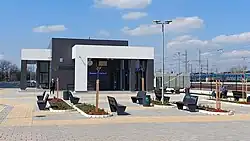 Station building with concourse