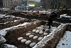 Wykopaliska happening 2005 zakopanie baków pod płytą Rynku Głównego w Krakowie