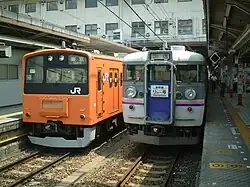 A 165 series EMU (right) on a Shinkansen Relay service, August 2001