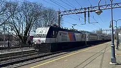 ALP-46A no. 4640, wearing the Disco Stripe heritage scheme, on an eastbound Morristown Line service to New York Penn station.