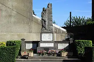 The war memorial in Capinghem
