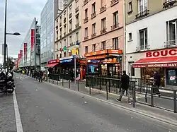 Entrance along avenue Fontainebleau
