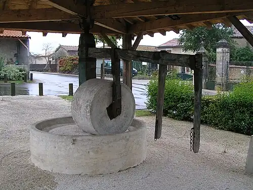 Millstone and riding hall - Agris (Charente)