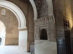 Archways at the entrance of the Hall of Ambassadors. The wall of the arch on the right contains a taqa niche