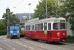 Viennese motorcar 110 at the Haarlemmermeer station (left GVB H80).