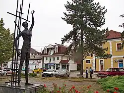 Town center promenade, monument to the "Unknown soldier"