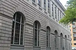 The facade on Clinton Street. The base is divided horizontally into nine bays; the center seven bays are arches. The fourth and fifth stories have a loggia.
