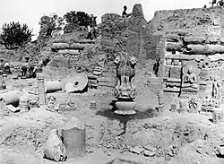 The Lion Capital of Ashoka, the Buddha Preaching his First Sermon sculpture, and the Ashokan pillar, along with other antiquities as they appeared upon their exhumation at Sarnath on 15 March 1905 (photograph by F. O. Oertel).[84]