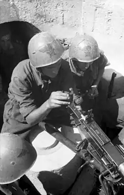 Italian soldiers aiming a Fiat-Revelli 35.