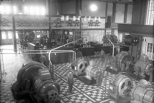 Alternator radio transmitters. The two in center were the 100&nbsp;kW units from 1913. The two on the sides were the 400&nbsp;kW units installed 1916. At rear are the frequency doubler transformers and tank circuits