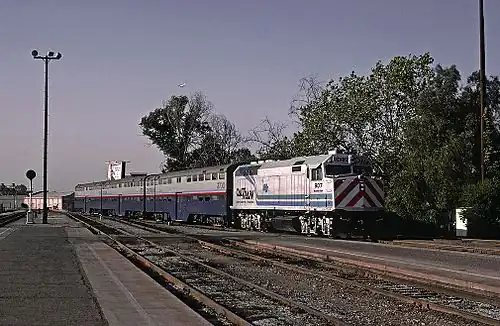 907 "Mountain View" carrying original Caltrans blue-and-teal stripes, pulling the three "Rainbow" gallery cars CDTX 3700, 3701, 3702 (1985)