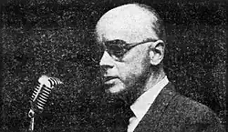 Belfrage speaks at a rally against his deportation, 1954