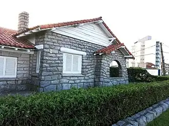 A Mar del Plata style house with an ample, arched porche and a white orthoquartzite facade. One of the few extant on the city's sea front still in original conditions by 2025