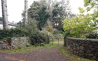 Right of way access to the glen[12][13] from Dixon Lane blocked by a gate
