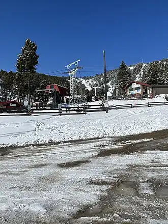 Ski lift in the snow at great divide.