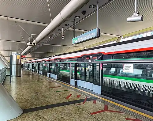 A side platform which is separated from the train with half-height platform screen doors.