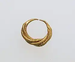 Earring; gold and silver; 1.5 by 0.4 by 1.4 centimetres (0.59&nbsp;in ×&nbsp;0.16&nbsp;in ×&nbsp;0.55&nbsp;in); Metropolitan Museum of Art