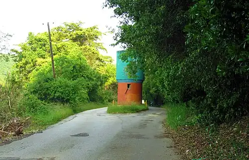 Small structure at the start of the trail that leads to the tunnel