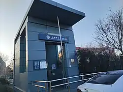 Elevator at Exit D2, Line 10