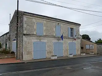 The town hall in Aujac