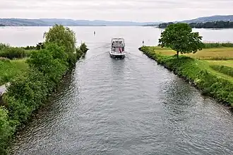The LS Stäfa, a local restaurant barge, transiting the canal.