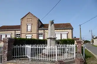 The war memorial and town hall in Friaize