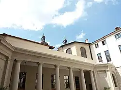 Façade sur Cour Saint-Henri