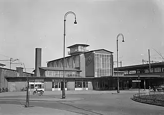 View of Muiderpoort Station from the Oosterspoorplein, 1953.