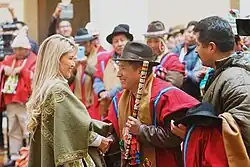 Rafael Quispe shakes hands with Jeanine Áñez.
