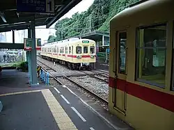 Platform placed diagonally across (October 2006) - Currently, the platform on the right side has been removed.