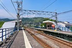 View of Katase-Shirata Station (Japan), an example where the line is mainly a single track, but it is possible for trains to cross each other at the station