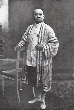 King Vajiravudh of Siam wearing the Suea khrui gown, 1915