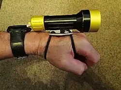 Simple bungee hand mount