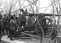 Romanian troops firing a 10.5&nbsp;cm Kanone C/85.