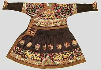 Qing dynasty chaofu, second half of the 19th century. It features a fully pleated skirt.[12]