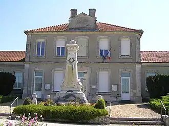The town hall in Bellevigne