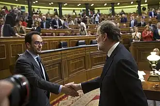 Mariano Rajoy and Antonio Hernando shaking hands in the Congress of Deputies