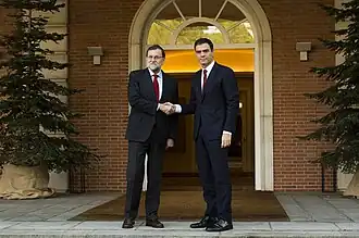 Mariano Rajoy and Pedro Sánchez shaking hands in Moncloa palace