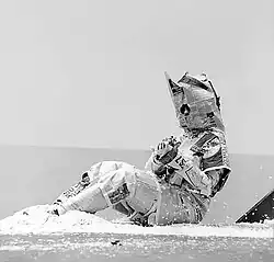 Reading the News (1965). Minujín got into the Río de la Plata covered in newspapers.[22]