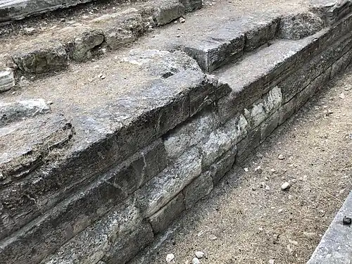 Middle Gate (Piraeus).