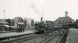 NS 7106 with a train along the platform of the Amsterdam Haarlemmermeer (Between 1925 and 1935)