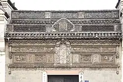 The entrance, with the character for luck above those for "Palace of the Empress of Heaven", surrounded by stone carvings