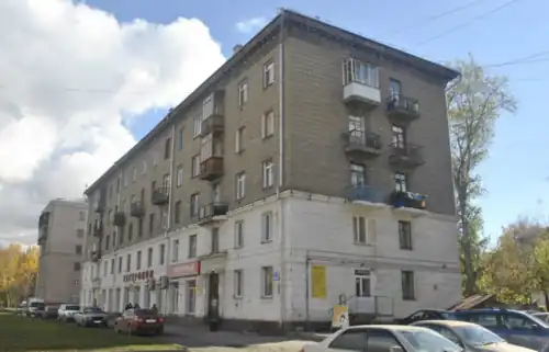 Stalinist building in Novosibirsk, built in 1958. A classic Stalinist-style building constructed after 1956 for the management of the Rare Metals Plant in Novosibirsk, without its originally planned decorative elements.