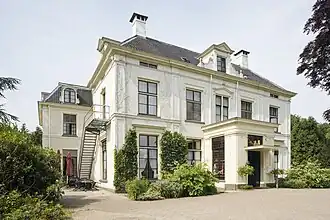 Overzicht van de voorgevel van het landhuis met portiek - Wezep
