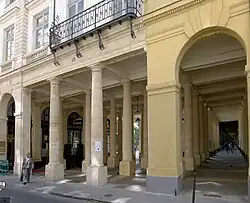 No. 17 (restaurant Le Grand Véfour) and no. 19 (Joinville Peristyle and Galerie de Montpensier)