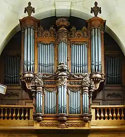 The organ in the tribune.