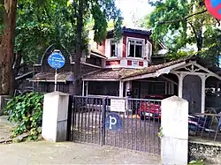 Bungalow with a blue plaque at the entrance