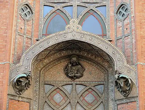 Ceramics and sculpture over the portal