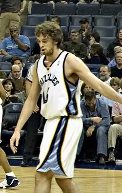 Pau Gasol boxing out
